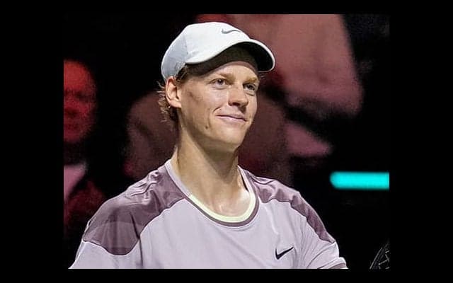 全豪王者シナー 完勝で初戦突破