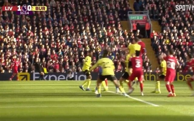 キーパーが飛び出して無人ゴールに…「バケモノかよ！」「なんだこのパス」 “神の右足”から完璧すぎるキックが炸裂した瞬間　プレミアDF史上最多アシスト記録を更新した一撃