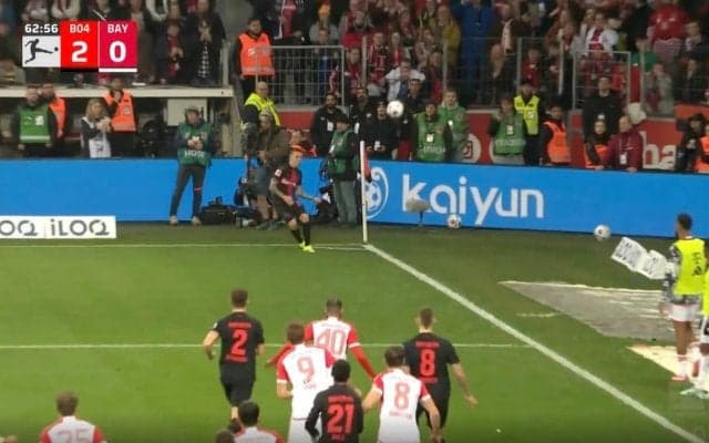 「変態キック！」「なかなか見られない」ボールが不思議な動きをする“激レア”コーナーキックが炸裂した瞬間　バルセロナ下部組織育ちの圧巻テクニックにスタジアム騒然！