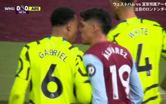 「ウチのエースに何してんだ」「うるせえ」ゼロ距離のフェイスオフで睨み合い！悪質な足裏タックルからアーセナルDFとウェストハムMFが一触即発の一部始終