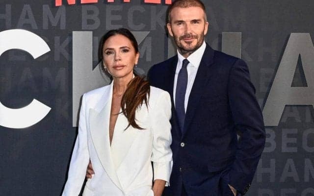 「アツアツだ」「今も最高」ベッカムがバレンタインに妻ヴィクトリアさんとのキスショット公開「究極のカップル」