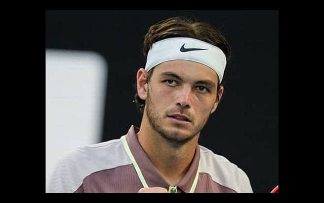 ピンチの場面で背面ショット披露