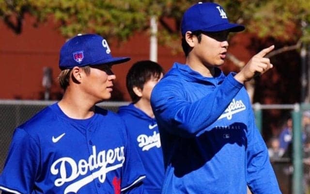 こっそり覗く「お姉さんの夜のデート」　大谷翔平には人だかり…ド軍の同僚が送る視線