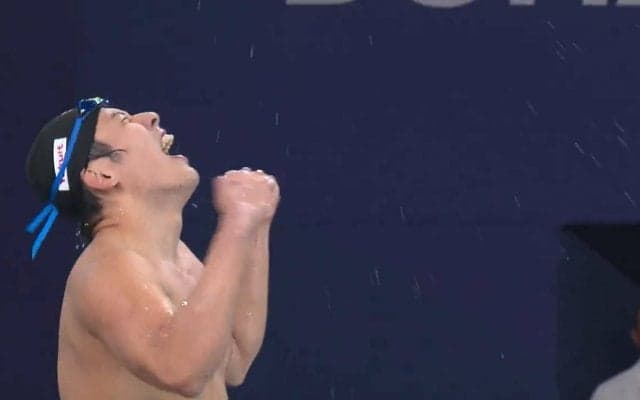 足首負傷とは思えない！本田灯、五輪・世界水泳通じて男子バタフライ初の金メダル 解説者「新たな歴史の1ページが刻まれた」と祝福した名レース