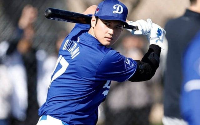 ロッカーで激写された大谷翔平が「輝いて見える」　監督に向けた“眼差し”にファン悶絶