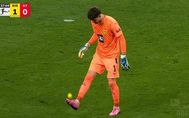 激レア！スイス代表GKの“テニスボールでリフティング”が超絶すぎる！ドルトムント守護神の技巧にファン驚愕の一部始終「地味に凄い」「うまw」