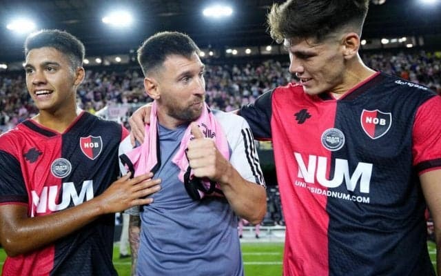 古巣との親善試合に先発したメッシ、試合後に待ち受けていたのは記念撮影の嵐「みんなのアイドルだ」「スターは忙しいな」