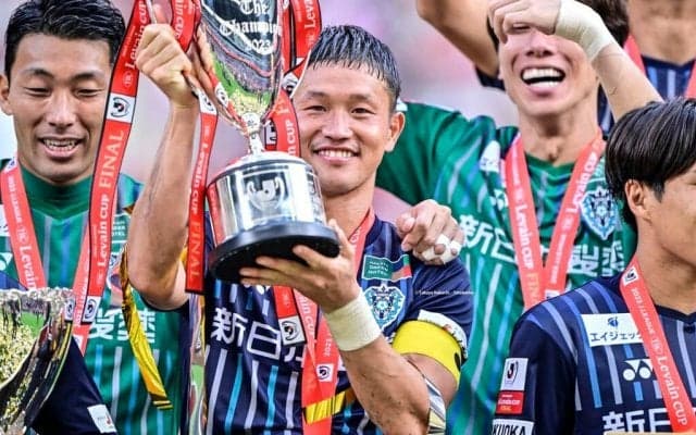 「髪型可愛いすぎ」「髪型について議論したい」J1福岡が7選手登場のド迫力ポスター公開も、主将・奈良がファンの視線独占！「キャプテンが全て持っていってしまう」の声