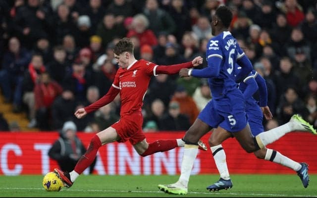 「エキサイティングだ」“魔法の右足”で大暴れのリヴァプール逸材DFが栄誉！遠藤航に続いてクラブ、PFAプレミアリーグの月間MVPをダブル受賞