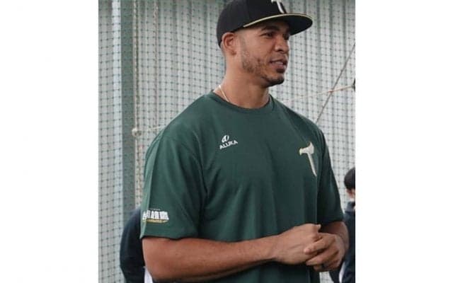 身長201cm、元助っ人の登録名は「魔鷹」　再会した元同僚に驚き「野球の世界は狭い」