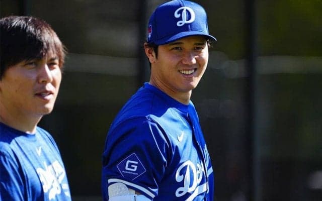 大谷翔平の“神対応”に狂喜乱舞「プリーズ！」　手袋はむはむ…急接近で「こりゃ大変」