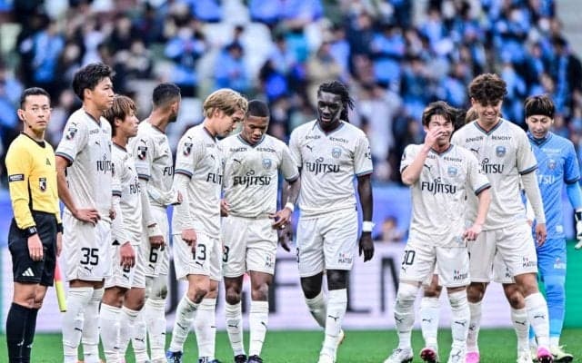 「ブルーのウェアは珍しい！」J1川崎が神戸戦に挑む直前に来ていた「青い移動着」が「可愛い」と話題に！「欲しい」「商品化しないかな」と早くも販売を期待の声