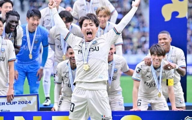 「可愛すぎる」「すっぴん！いい意味で幼い」芸人クロちゃんと交際の人気女性タレントが川崎応援「スッピン＆ユニフォーム自撮り写真」公開！ 新ユニ着用姿が大反響