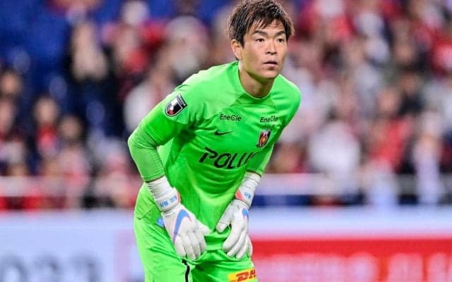 「うまそうに食うなぁ〜」浦和GK西川周作のデパ地下“アツアツ餃子”食レポに反響！「究極のファンサ」「守備範囲が広すぎる」の声