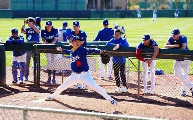 山本由伸の“初登板”が衝撃の注目度　列成す同僚に“ヨシコール”も…堂々の28球