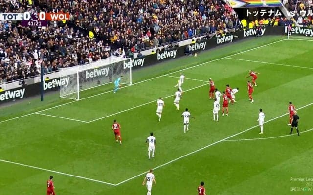 「なぜ触った…」悪童ストライカーが痛恨の判断ミス→CKから失点で批判殺到！「いらないタッチ」「ディフェンスさせるの怖い」などリシャルリソンに辛辣な声