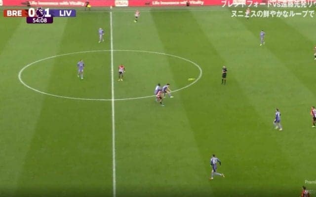 「変態ヘッド！」「強すぎるだろ」リバプール遠藤航がゴールの起点となるスーパープレーを炸裂した瞬間　危機察知能力を発揮した強烈ヘディングで空中戦の強さを発揮