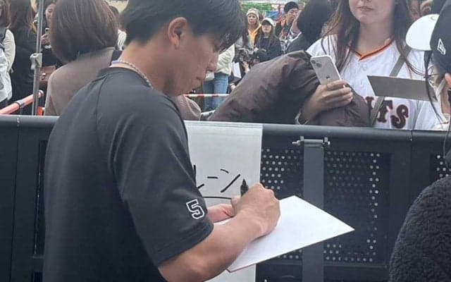“阿部巨人”はファンサも「最高です！」　キャンプ限定監督グッズ、新サイン方式が話題