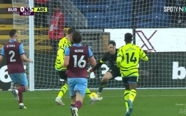 「うますぎて鳥肌！」“120億の男”がみせた変態股抜きからの逆足シュート炸裂の瞬間！ドイツ代表の神がかりゴラッソにファン騒然「気持ち良すぎ」「全てを支配した」