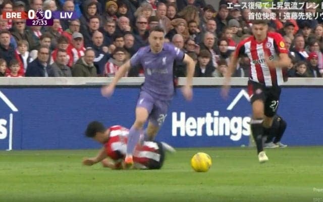三笘薫ばりのドリブル突破！「人が飛んだ」「エグすぎる」 爆速スピードのパワードリブルで相手を吹っ飛ばしまくる瞬間　リバプールFWがエグすぎる個人技でピッチを爆走