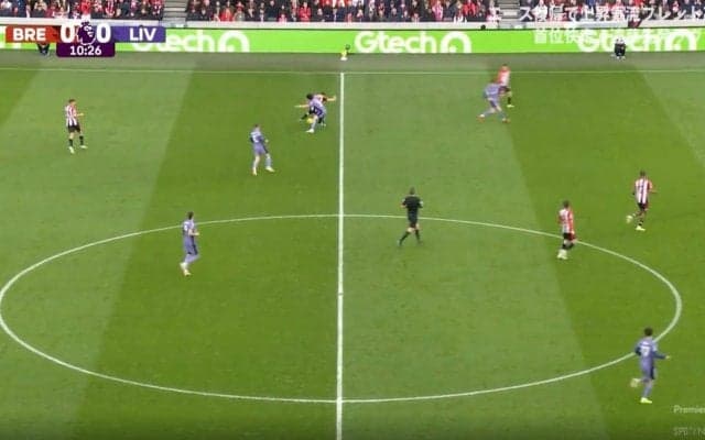 「予測能力エグすぎ」「鉄壁すぎる」リバプール遠藤航が爆速スピードで“鬼プレス”を炸裂した瞬間　相手のカウンターを阻止→ボールを回収した隠れた好プレー