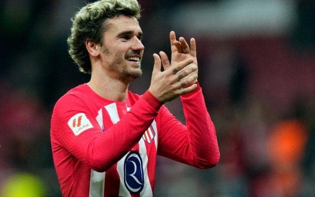 「どこに売ってるんだ？」グリーズマンが“赤い巨大帽子”を被ってスタジアム入り、衝撃サイズにファン笑撃「マリオでしか見たことない」