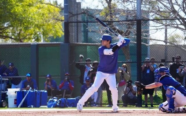 大谷翔平が”移籍1号”　実戦打撃再開でバックスクリーン右へ弾丸アーチ…ファン喝采