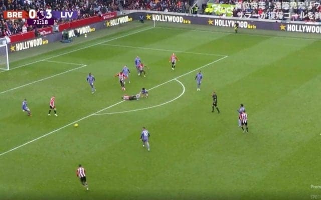 スタジアムに悲鳴！リバプール遠藤航が“神の右足”からスーパープレー　相手選手がボックス前で転倒！大ピンチを阻止したあわや退場の危険シーン