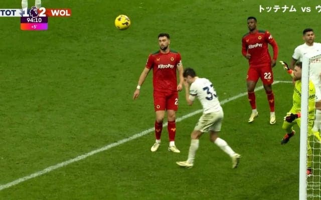 「どこに打ってる！」「やっちまったな…」超決定機でヘディングシュートが見当違いの方向に…トッテナムDFが頭を抱えた痛恨ミスにサポーターから悲鳴が漏れた瞬間