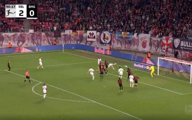 「飛んできた！」「スケールでかい」ボルシアMG福田師王が体ごと飛び込んで“強烈ヘディングシュート”を炸裂した瞬間　ブンデス初シュートは期待しかない一撃	