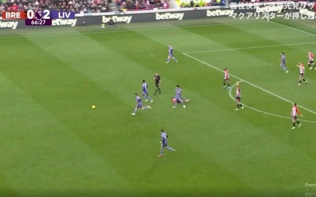 「恐怖の潰し屋！」「これがプロの技」 “汚れ役”リバプール遠藤航がファウル覚悟の強烈タックル→相手を吹っ飛ばした瞬間　速攻カウンターを止めた“戦術的ファウル”