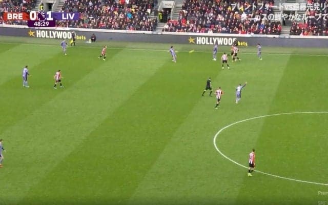 「変態パス！」「絶妙すぎる」リバプール遠藤航が相手3人の頭上を超える“超絶ループパス”を炸裂した瞬間　局面を打開する圧巻テクニックにスタジアム騒然！