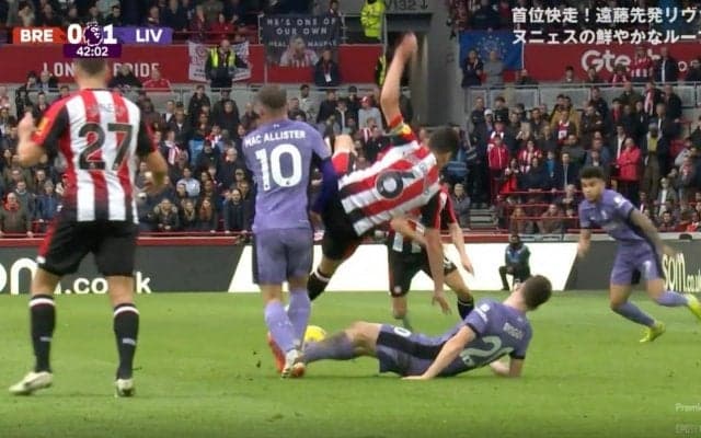 「これは痛い…」「エグすぎる」 激突した相手が急落下→全体重が乗って“膝がグニャリ”衝撃の瞬間　好調リバプールを支えるストライカーが負傷交代する危険シーン