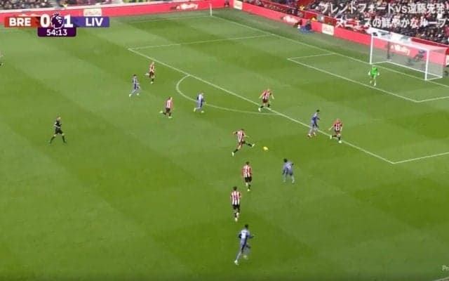 「変態パス！」「もはや意味不明」なんでそこを通す？予想を遥かに超えた“完璧スルーパス”が炸裂した瞬間　解説者を思わず唸らせた… 復活した“サラー神”によるスーパーアシスト