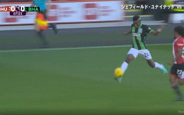 「吸い付いた！」まるで三笘薫なビタ止め神トラップ炸裂の瞬間！アフリカ王者の超新星が後方からのロングボールを超絶コントロールでビックチャンス演出「ノリノリだな」