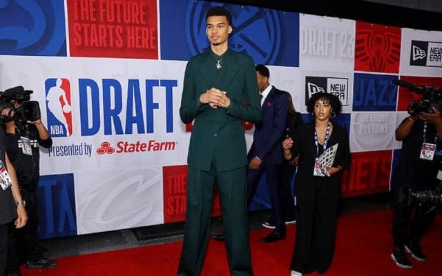 ウェンバンヤマがルイ・ヴィトンのアンバサダー就任…NBAドラフトで着用した“至極の一着”秘話明かす