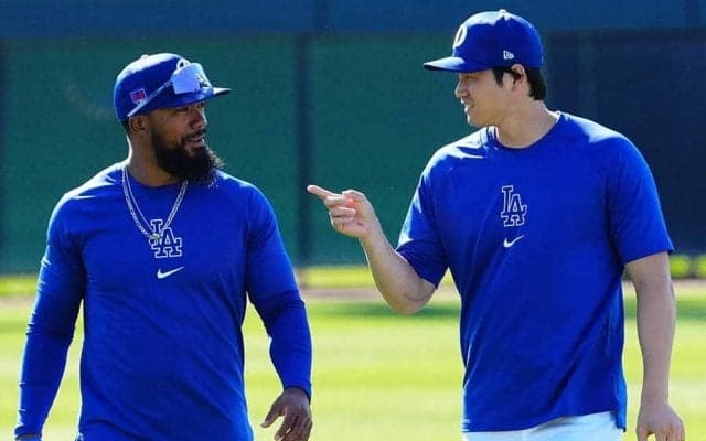 大谷翔平、同僚との近すぎる“距離感”　肩に顎乗せ＆上目遣いに「可愛すぎる」