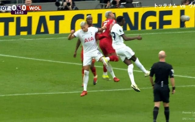 「危ない！」「恐い」重戦車２人の“空中挟み撃ち”でノックアウト…ウルブスMFが倒れ込んだ衝撃クラッシュに視聴者も苦言「リシャは荒い」「ラフ多い」