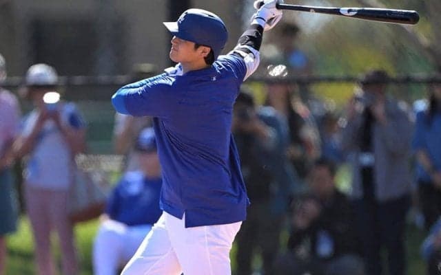 大谷翔平の“後ろ”に異様な光景「どこかで見た」　スターも少年に戻る異次元打撃