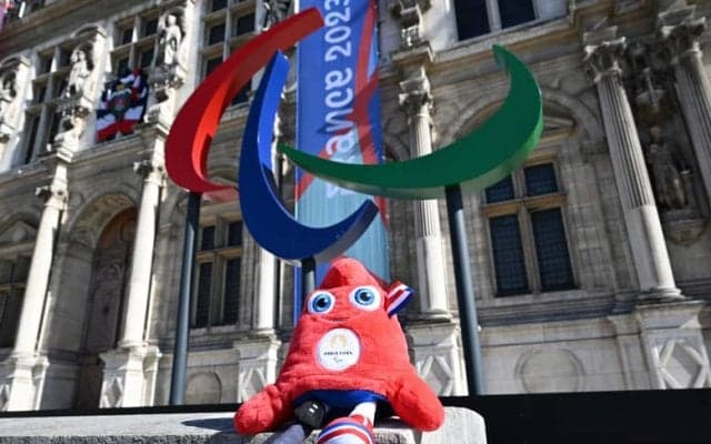 パリ2024大会の公式マスコット「フリージュ」と歩くパリ