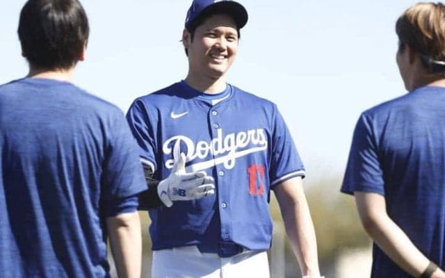 大谷翔平への同僚の“スペイン語伝授”が話題に 顎乗せ姿に米記者は「オオタニの個人的な一面が見えてきた」と指摘
