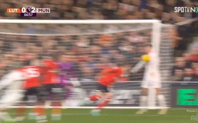 枠から外れたかと思いきや...奇跡を起こした“大胸筋ショット”炸裂の瞬間！強烈ボレー→コースを変える胸プッシュでGKの逆を取るコンビネーションゴールにファン歓喜「ユナイテッドの希望！」