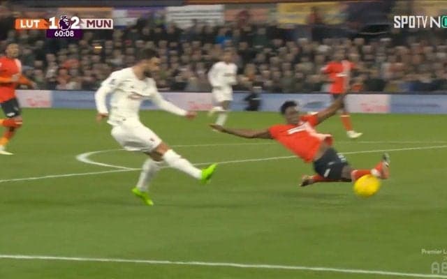 「なんで止めるんだよ」マンUの“司令塔”がブチギレ！完璧なカウンターアタックを止めた爆速ラン＆スライディングに怒り露わでボールを蹴り出した瞬間