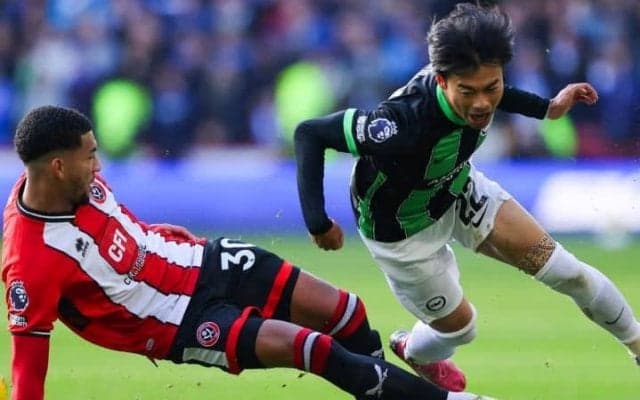 日本人からも集まる罵声 三笘薫への危険タックルで退場となった敵DFの人種差別被害を英紙も報道「憎しみに満ちたものばかり」