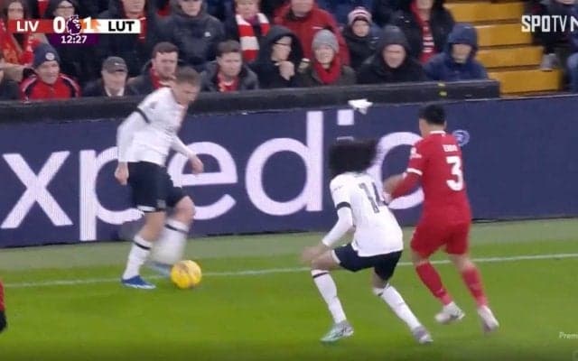 スタジアム騒然… リバプール遠藤航の爆速“鬼タックル”がやられた！ 体当たりの勢いで反転して守備陣を崩すドリブル突破→プレミア爆速王の豪快ヘッド被弾