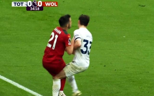 「事故レベル」「やりすぎやろ！」超危険な“極悪レイト体当たり”に批判殺到…トッテナムDFに膝で激しく腿裏を削られたウルブスFWは悶絶「荒すぎる」