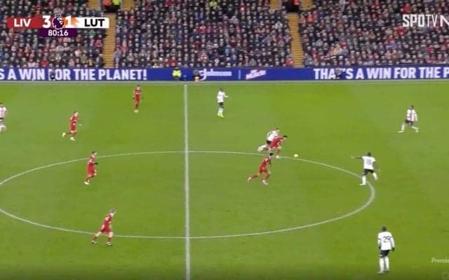 「世界最高レベル」「進化してる」リバプール遠藤航が“鬼タックル”でボール奪取→ラストパスで決定機を演出した瞬間　“プレミア屈指のアンカー”だと分かる超絶プレー