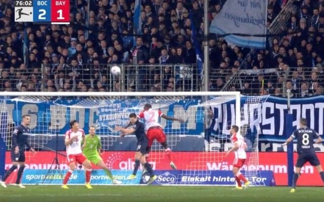 批判殺到！「なんで笑ってんだよ！」「またやらかした…」 顔面に危険な“肘打ち”が直撃した瞬間　2試合連続退場のバイエルンDFが痛恨のPKを献上した問題シーン