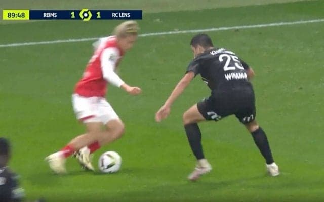 「ヒザ破壊！」「速すぎるだろ…」中村敬斗が高速ステップ→一瞬の隙を突いてブチ抜くドリブル突破　エグすぎるドリブルテクニックを炸裂した瞬間