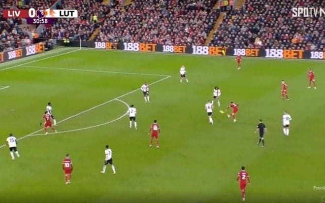 「メッシかよ！」「めっちゃ上手い」遠藤航が美しすぎる“神タッチ”→超絶ループパスを炸裂した瞬間　スタジアムの度肝を抜いた圧巻テクニック